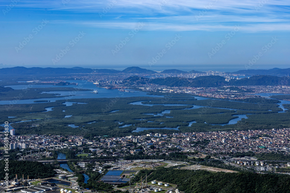 Obraz premium View of the landscape of Cubatão from Parque Caminhos do Mar, on the coast of São Paulo.