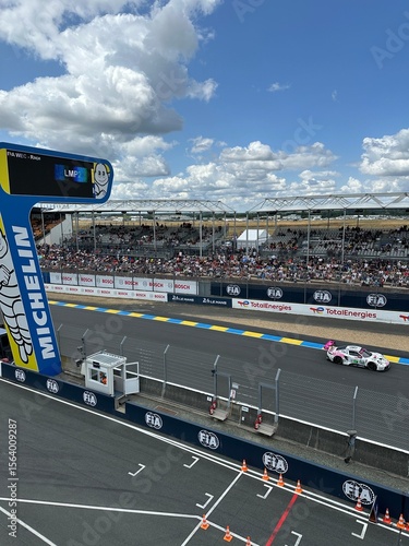 Foto View of the iconic Michelin sign with the “24” at the 24 Hours of Le Mans – featuring the grandstands, pit straight and city target structures in the background