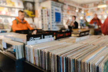 Fotobehang Muziekwinkel Mensen zoeken vintage platen in winkel  © liukovmaksym