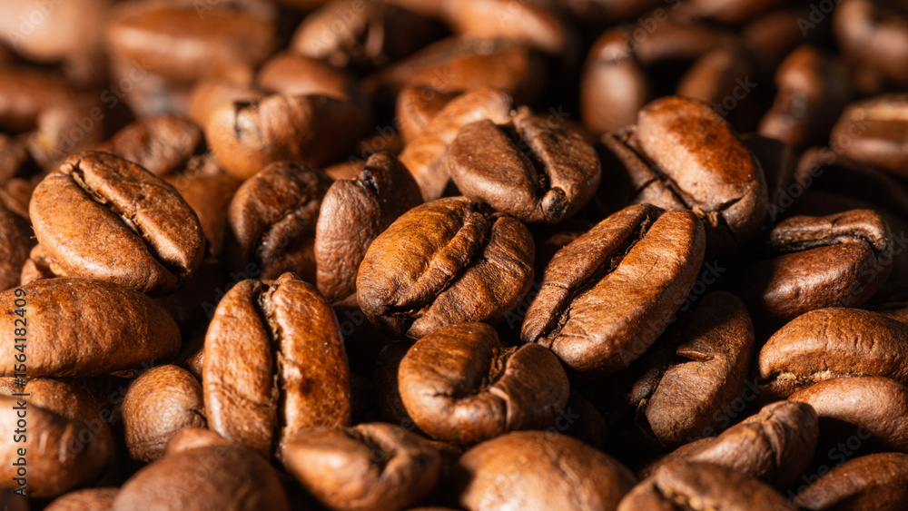 Fototapeta premium Gros plan de plusieurs grains de café sur fond de grains, photo horizontale