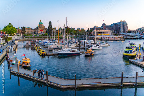 Tableau sur toile Legislative Assembly of British Columbia and Inner Harbour in Victoria, Canada