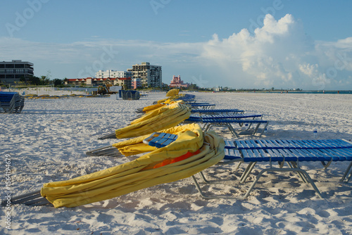 Schilderij op canvas Beautiful Beachfront Scene Featuring Sun Loungers and Umbrellas With Stunning Blue Skies