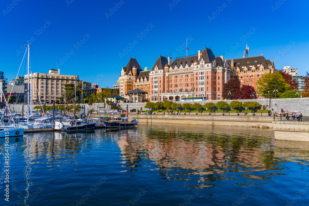 Obraz premium Fairmont Empress Hotel and Inner Harbour in Victoria, Canada