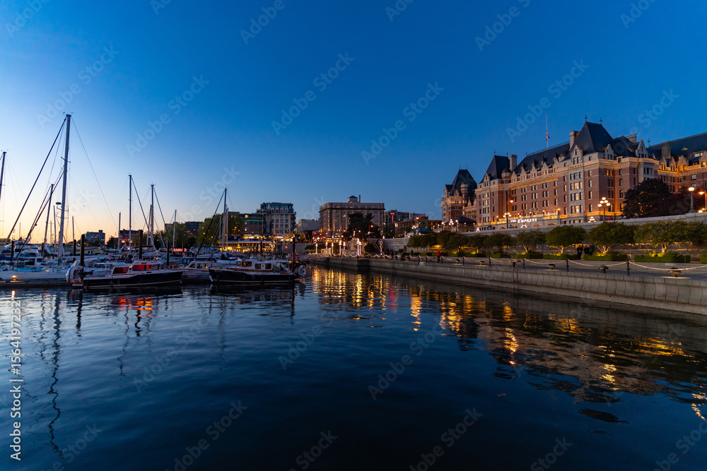 Obraz premium Fairmont Empress Hotel and Inner Harbour at evening in Victoria, Canada