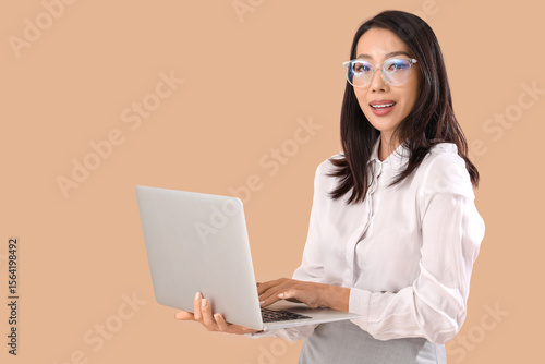 Young Asian businesswoman i...