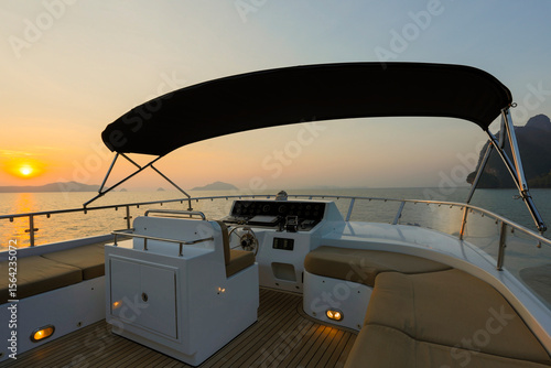 Konstfotografi Luxury Yacht Flybridge Sundeck Flybridge Exterior Phang Nga Bay