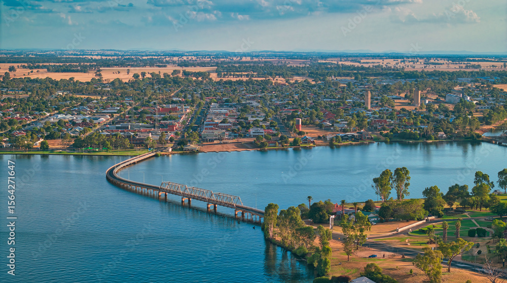 Obraz premium Aerial view of the curved bridge of Lake Mulwala with Yarrawonga beyond