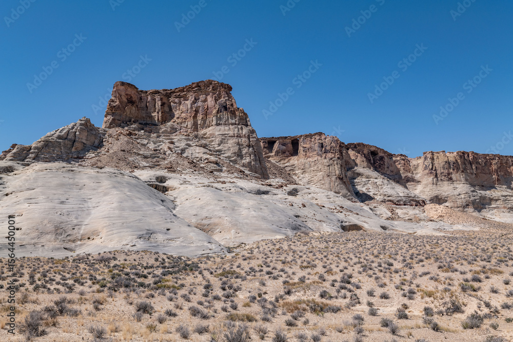 Fototapeta premium Dakota Formation with Entrada Sandstone (Middle Jurassic), Alluvial gravel. Stud Horse Point / Amangiri, Canyon Point in the Glen Canyon National Recreation region of Utah. U.S. Route 89 (US 89)