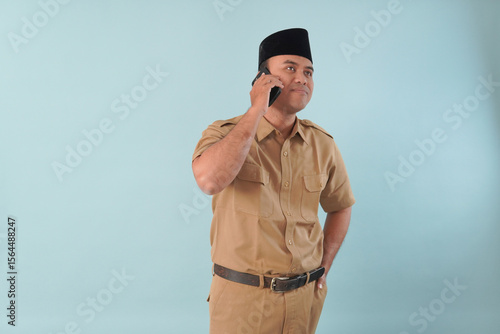 Quadro su tela government worker man wearing is talking on his cell phone