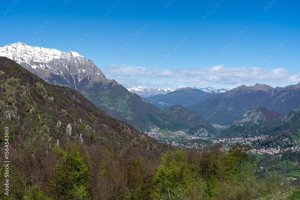 Fototapeta premium Italian Alps panoramic view with snow-capped peaks.