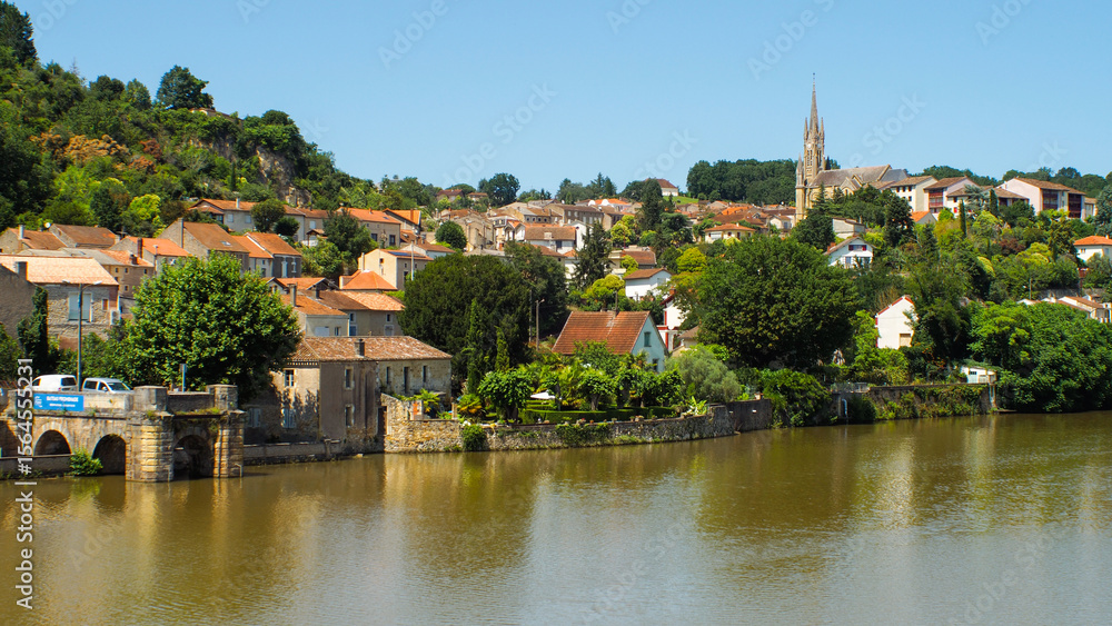 Fototapeta premium Ville de Fumel, dans le Lot-et-Garonne, avec une vue dégagée sur les plaines alentours