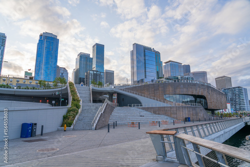 Schilderij op canvas Seattle, USA, waterfront walk leading to the overlook walk, and the downtown skyline in the background, early morning