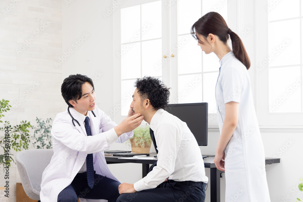 Fototapeta premium 体調が悪くなり病院へ来た男性