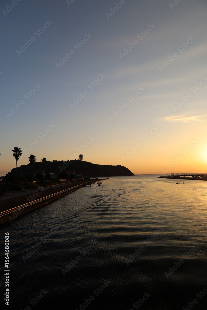 Naklejka premium 江ノ島大橋周辺の日没時の風景 夕景