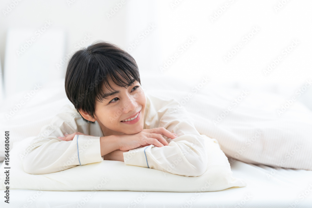 部屋で寝る若い女性 部屋で寝る若い女性