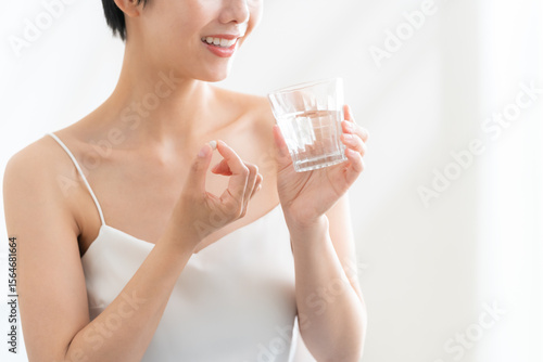 Fotografía 薬を飲む若い女性