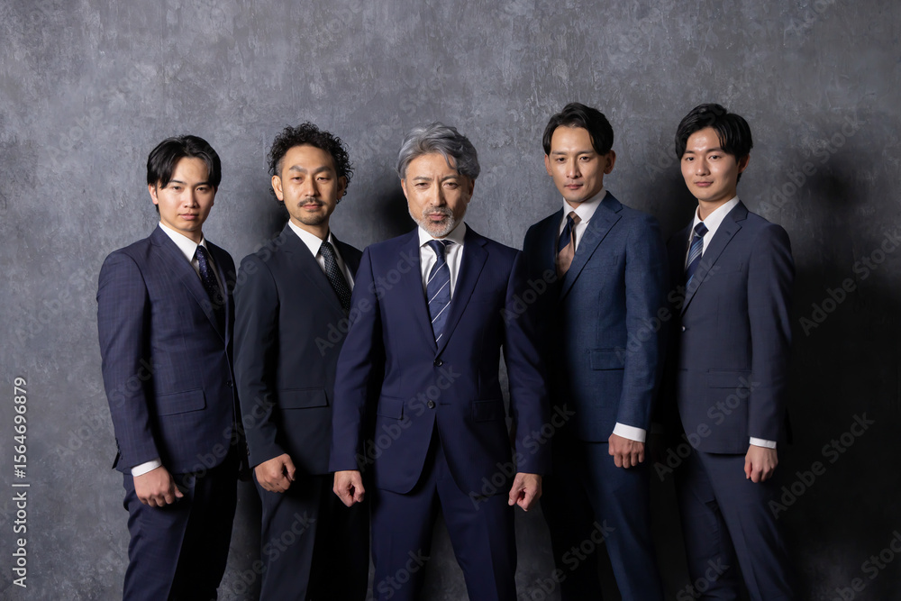 社長や経営者のカッコいいスーツ男性の正面 社長や経営者のカッコいいスーツ男性の正面