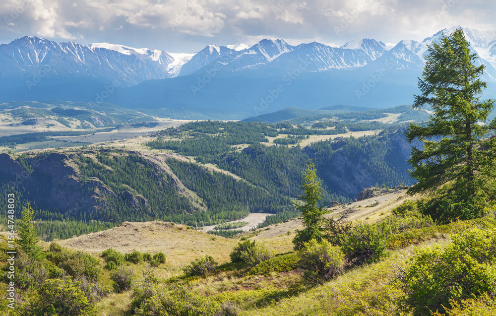 Naklejka premium Mountain scenery, snow-capped mountain peaks, sunny day