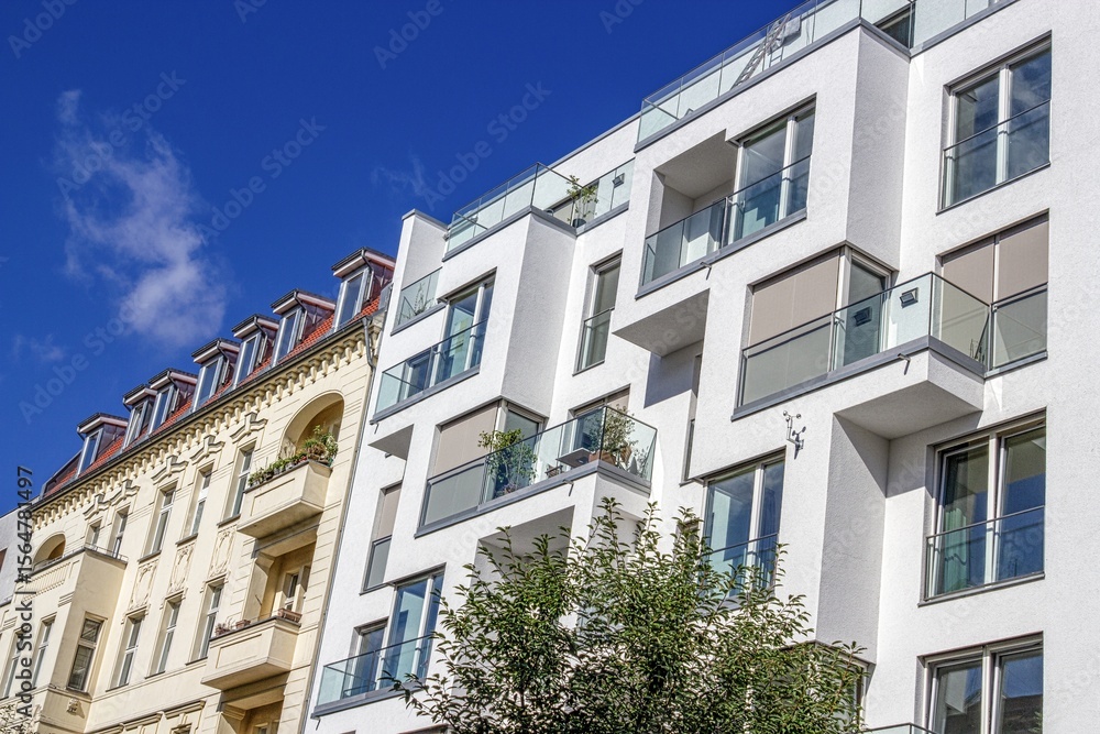 Obraz premium berlin, deutschland - altbau und neubau in berlin-mitte