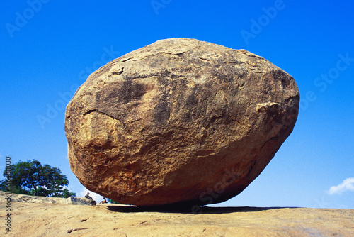 Tableau sur toile indian balanced boulder mahabalipuram india