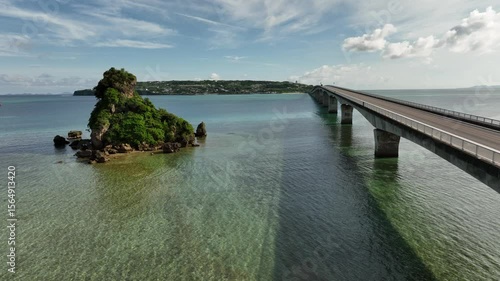 Wallpaper Mural 朝の空気が残る静かな古宇利島全景 Torontodigital.ca