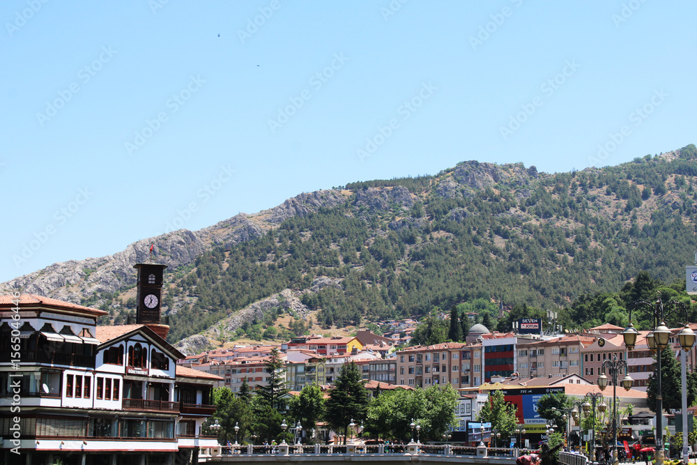 Obraz premium The magnificent river passes through the city of Amasya and the houses on the mountainside
