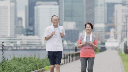 運動をするシニア男女