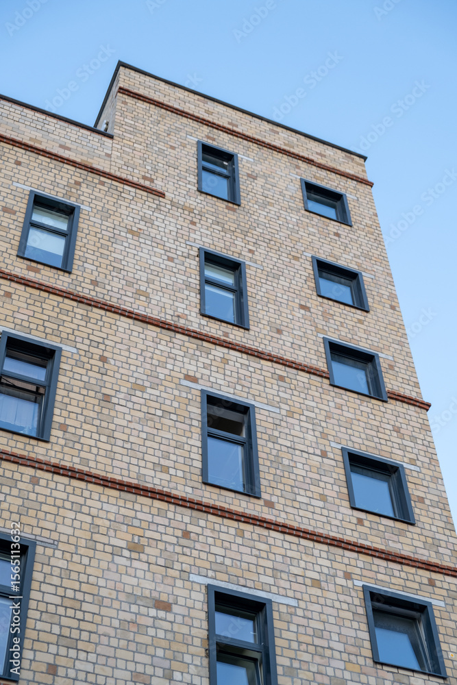 Naklejka premium A tall brick building with many windows