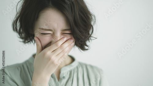 Wallpaper Mural 白背景で顔をしかめる女性のポートレート Torontodigital.ca