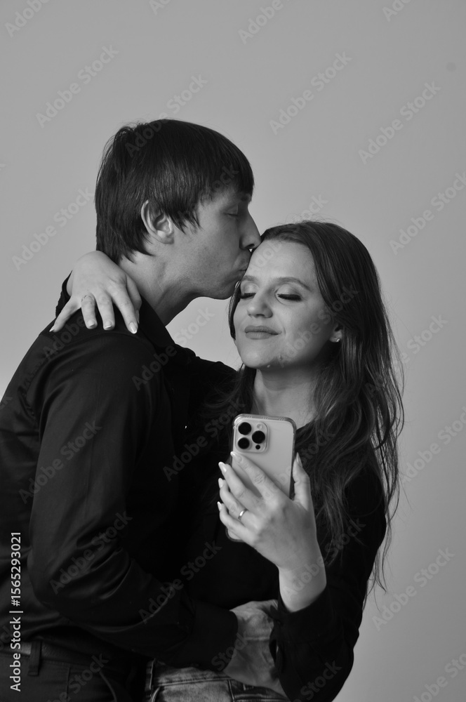 casal apaixonado faz fotos com celular casal apaixonado faz fotos com celular