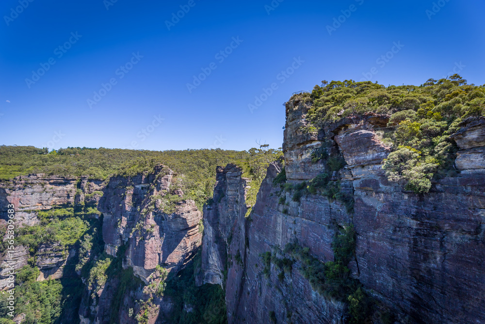 Naklejka premium A picturesque view of Pulpit Rock Lookout in the Blue Mountains National Park in New South Wales, Australia, showcasing the rugged beauty of the region.