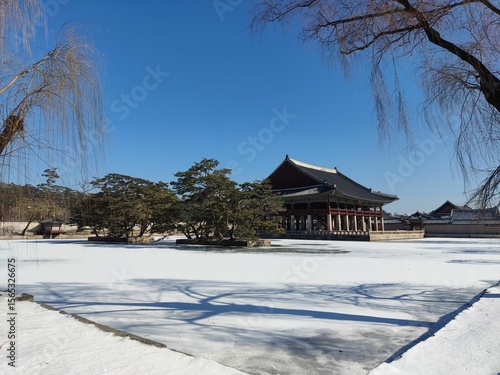 Wallpaper Mural 경복궁 경회루, 서울 대한민국 - 2025년 2월 8일 촬영
Royal Banquet Hall Gyeonghoeru at Gyeongbokgung Palace in seoul south korea - pictured 8 february 2025. Torontodigital.ca