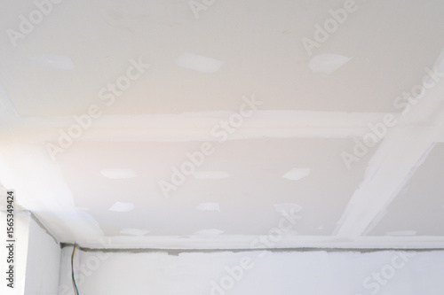 Tableau sur toile Interior building renovation shows gypsum board ceiling with smooth edges needing smooth plastering