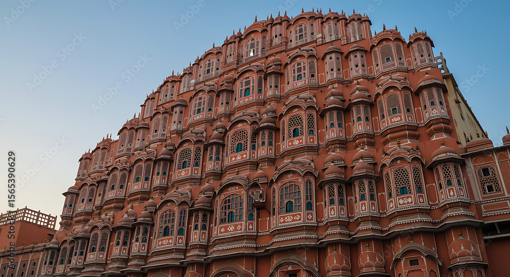 Obraz premium A magnificent facade of the Hawa Mahal, a stunning pink sandstone palace in Jaipur, India.