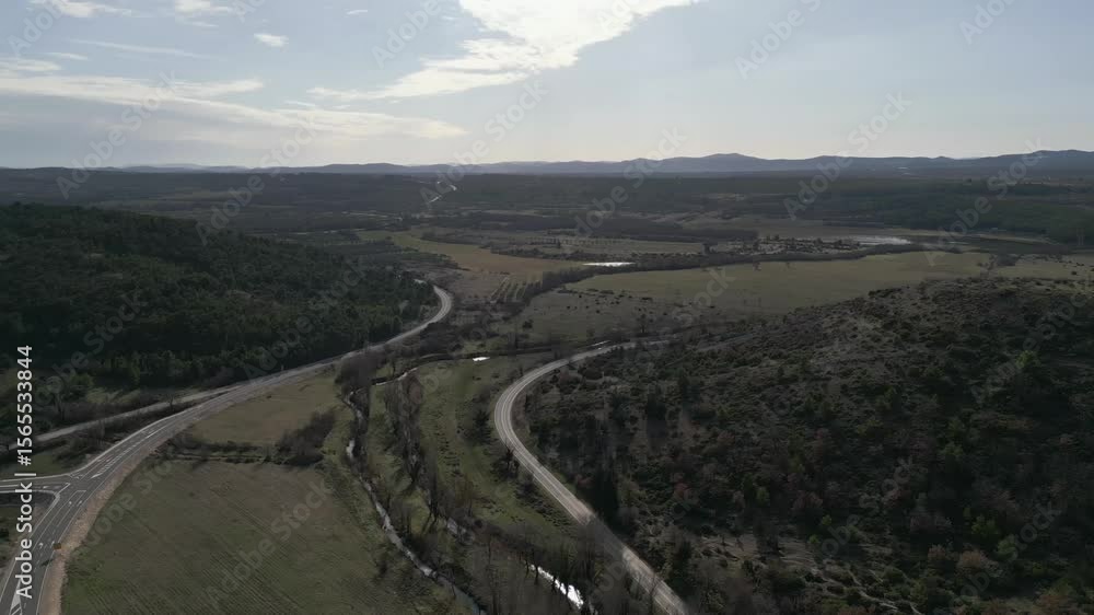 El dron sobrevuela suavemente Bribirske Mostine, mostrando las carreteras y un río que atraviesa el pueblo rural. El dron sobrevuela suavemente Bribirske Mostine, mostrando las carreteras y un río que atraviesa el pueblo rural.