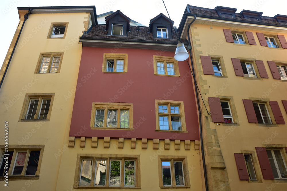 Fototapeta premium Façades colorées à Neuchâtel. Suisse
