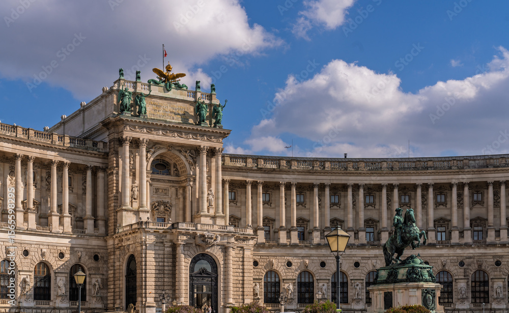 Obraz premium Curved colonnade of Neue Burg wing at Hofburg Palace in Vienna