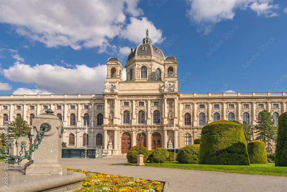 Obraz premium Kunsthistorisches Museum in Vienna with garden and blue sky