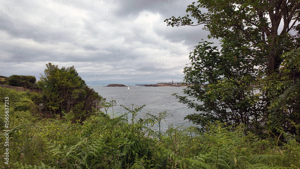 Obraz premium View of Saint-Malo from the coastal promenade in Dinard, France.