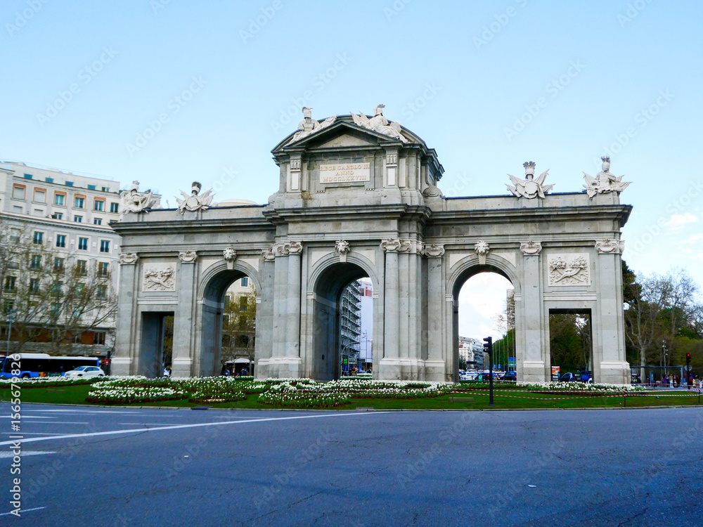 Obraz premium Puerta de alcalá standing majestically in madrid city center