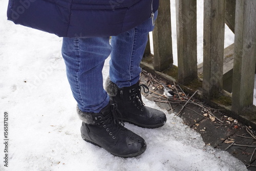 Fotografía black-capped chickadee on a person's boot