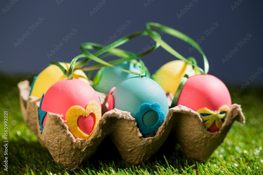 Naklejka premium Decorated Easter eggs in crate