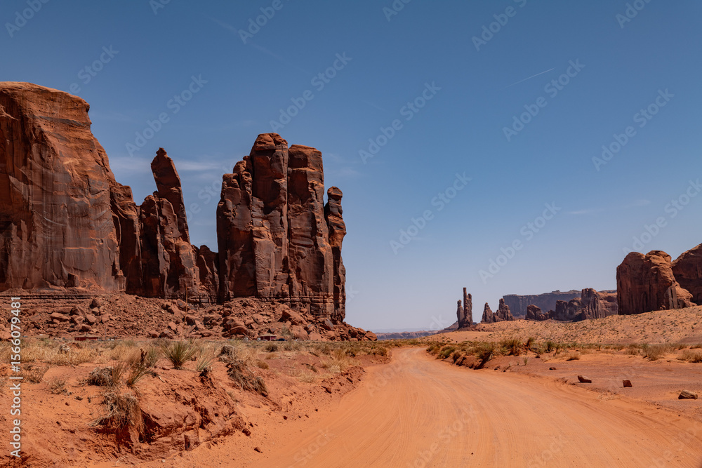 Fototapeta premium Pinnacle of Rain God Mesa is a summit in Navajo County, Arizona, United States. hinarump Conglamerate、Moenkopi Formation、De Chelly Sandstone with Organ Rock Formation / Shale. Desert varnish