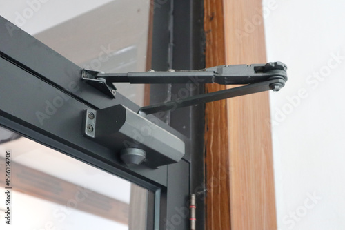 Foto door closer
