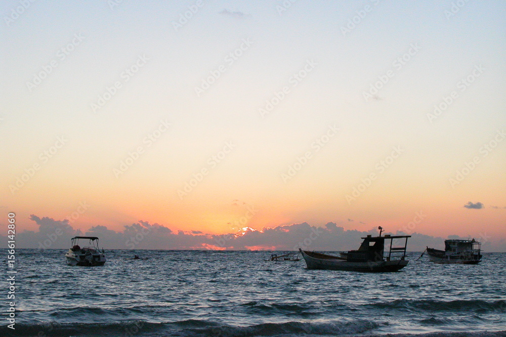 Obraz premium Boats on the water at sunset