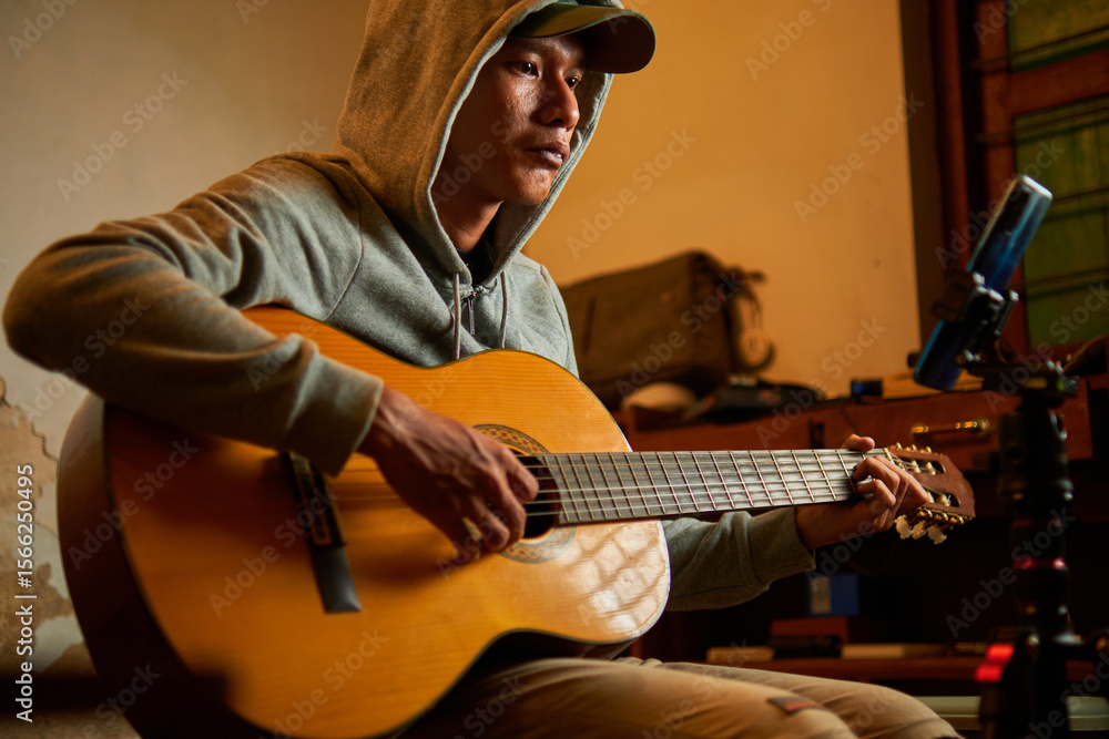 Obraz premium young man playing guitar