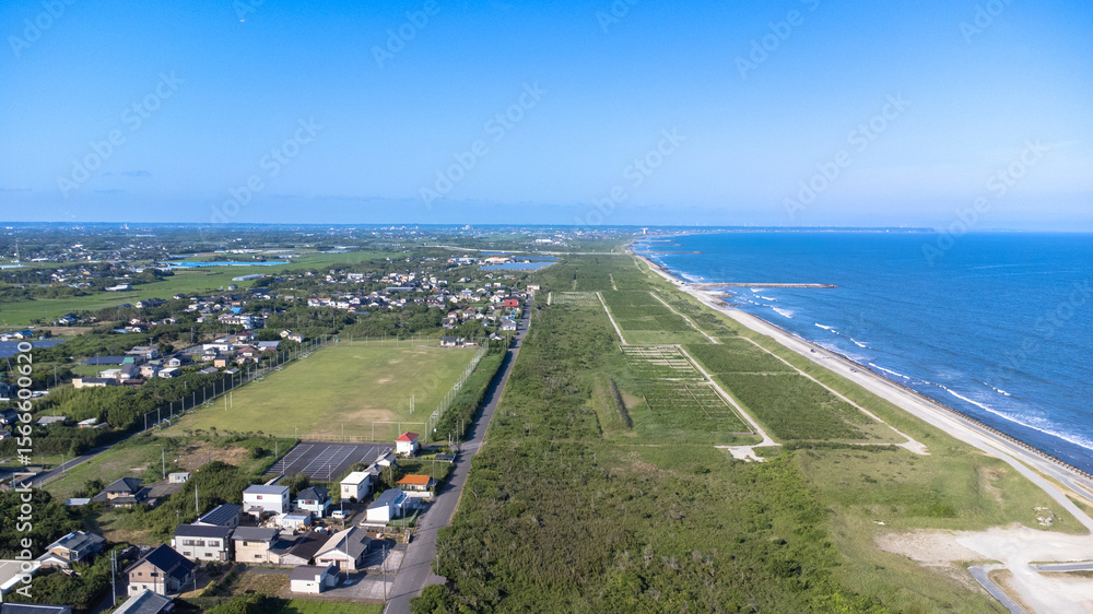 Fototapeta premium 千葉県匝瑳市の海岸線と住宅街の空撮風景