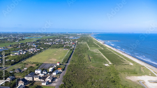 千葉県匝瑳市の海岸線と住宅街の空撮風景