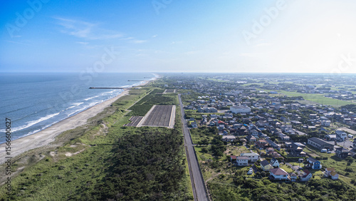 千葉県匝瑳市の海岸線と住宅街の空撮風景