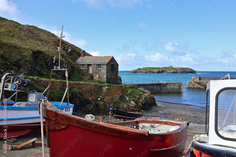 Ταπετσαρία Fishing boats at Mullion Cove Harbour, Cornwall; old stone building and historic